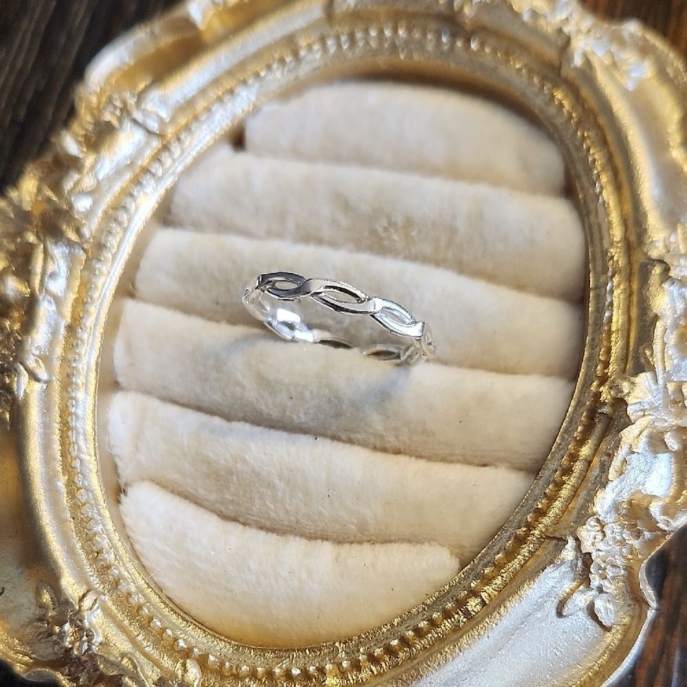 Elegant Silver Tone Women's Ring Size 7.25